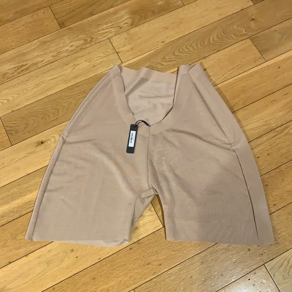 Skims sheer sculpt low back short in clay